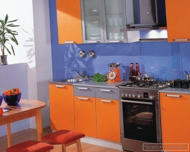 Modro-oranžový dizajn kuchyne