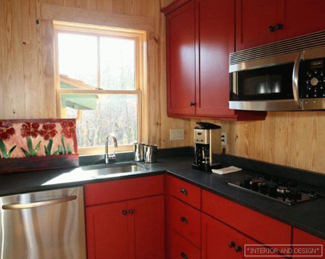 Kuchyňa s červenými tónmi