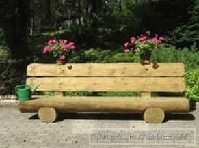 Drevená lavička pre záhradu