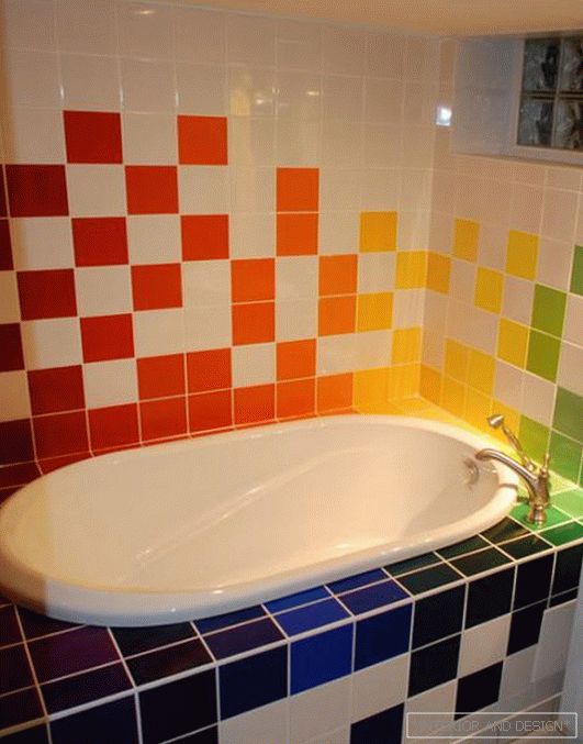Dlaždice rôznych farieb v zimnej kúpeľni - 4